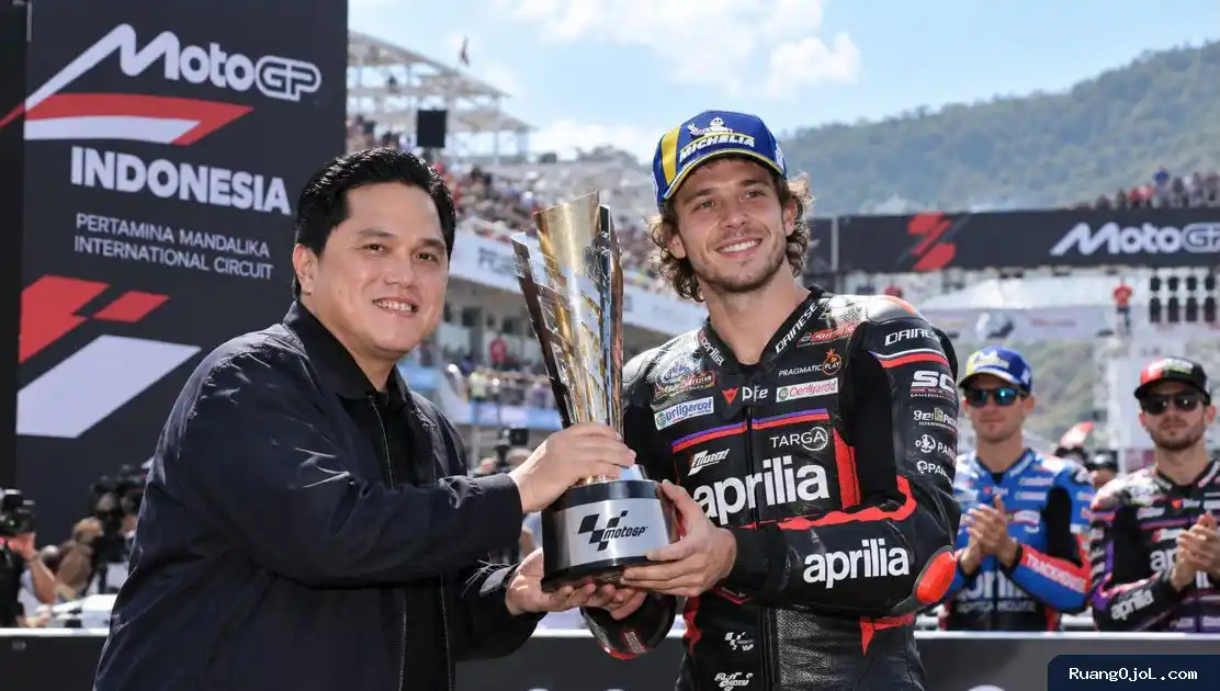 Erick Thohir Serahkan Trofi, Marco Bezzecchi Juara MotoGP Indonesia 2026