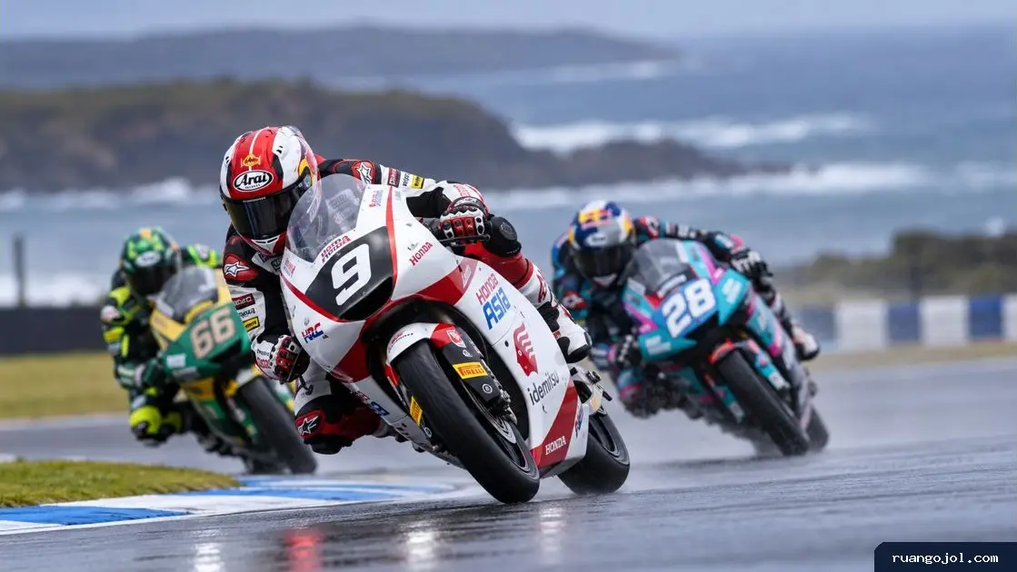 Pembalap motor nomor 9 memimpin di tikungan basah Phillip Island.