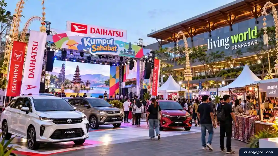 Pameran mobil Daihatsu dan stan UMKM lokal dalam acara Kumpul Sahabat di Living World Denpasar.